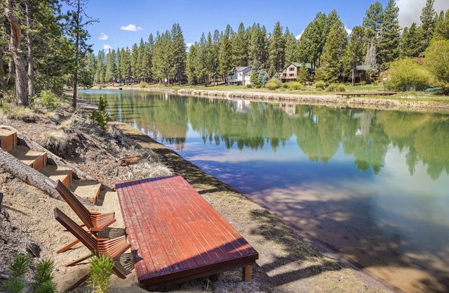 Spectacular River Front Access, Hot Tub, Ping Pong, South of Sunriver Resort