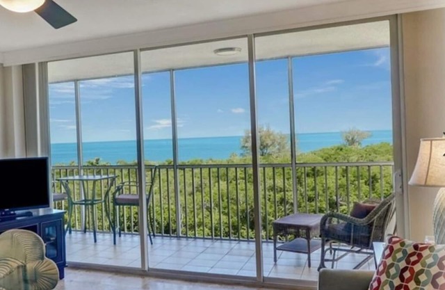 Spectacular unobstructed GULF, BAY and SUNSET view, 5 minutes walk to the beach.