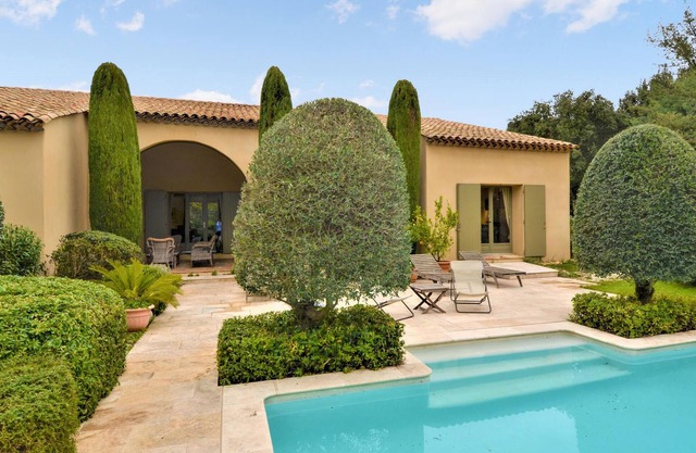 Spend a fantastic vacation in this comfortable vacation home with pool.