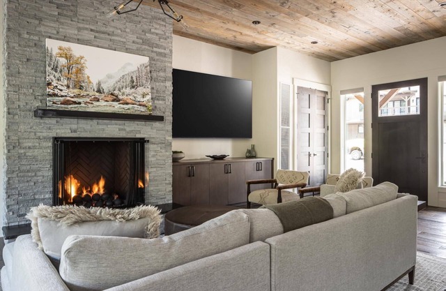 Spend the Holidays in Big Sky! Luxury Ski-in/Ski-out Spanish Peaks Cabin with Hot Tub! Fireplace!