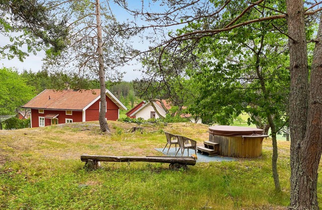 Spend wonderful vacations in this vacation home with outdoor jacuzzi