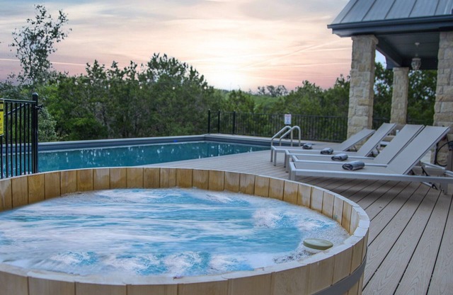 Spicewood Lodge w/Pool & Hot-Tub