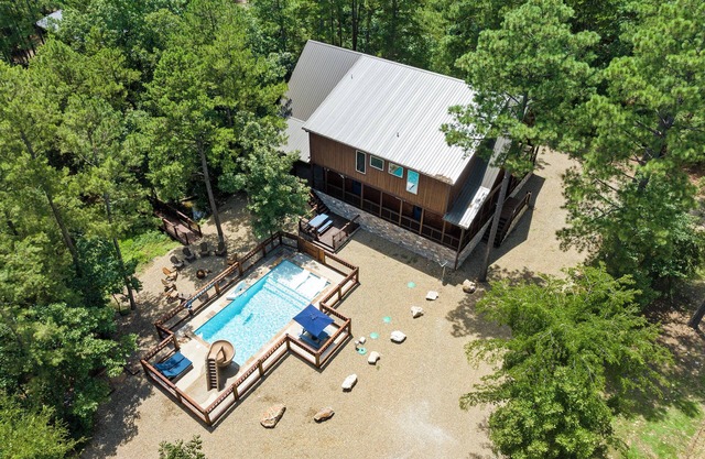 SplashTime Lodge: 4 BR + POOL, 4.5 Bath, Sleeps 18