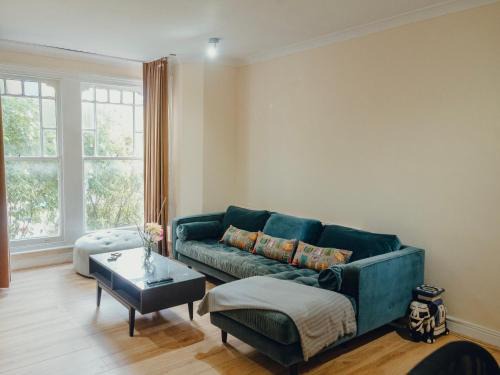 Split Level 3 Bedroom Apartment , Sleeps 8, Near Ally Pally, Balcony & Workspace