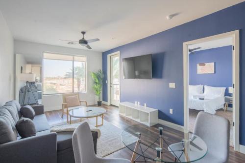 Spotless 1BD - Pool, Gym, Parking, W-D - Sleeps 4