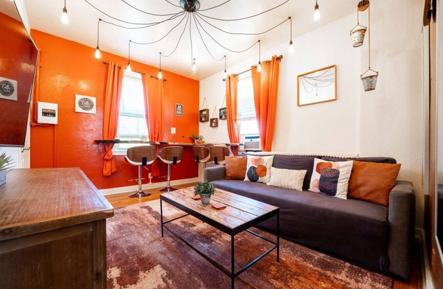 Spring Serenity! Chic 1BR Apt – Walk to UofA!
