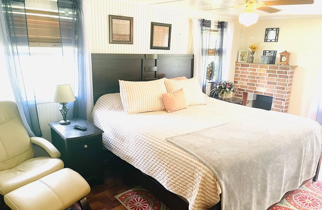 Springs Cottage 3/1 sleeps 8, near Ginnie, Fanning Springs , Manatee and blue