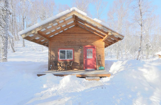 Spruce Cabin Queen Ensuite with Shower