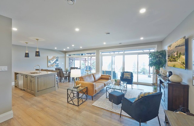 SRS Sunrise Suite ~ Private 2 King Apartment with Parking