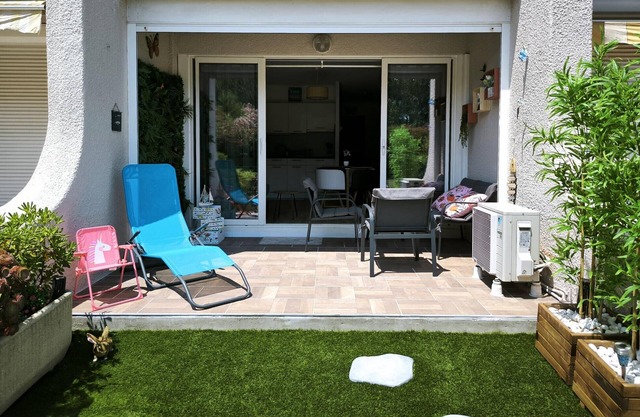 St Cyprien modern and bright garden level