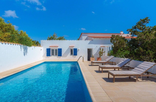 Stunning private villa for 10 people with WIFI, private pool, A/C, TV and patio
