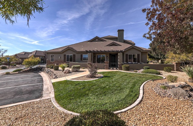 St George near Zion, 3BR, sleeps 10, steps to 2 pools/hot tubs, playground, pond