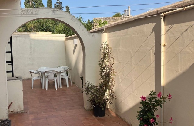 St. Julians apartment with yards in a very quiet area, near amenities and beach