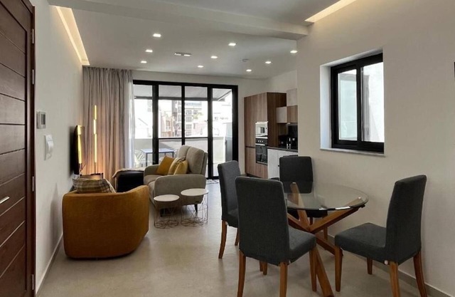 ST JULIANS PENTHOUSE - 5 MIN FROM THE BEACH