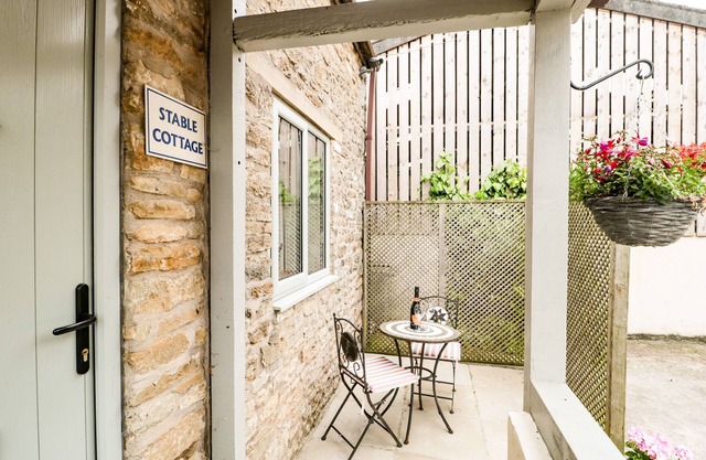 STABLE COTTAGE, RODE FARM, romantic, with open fire in Rode