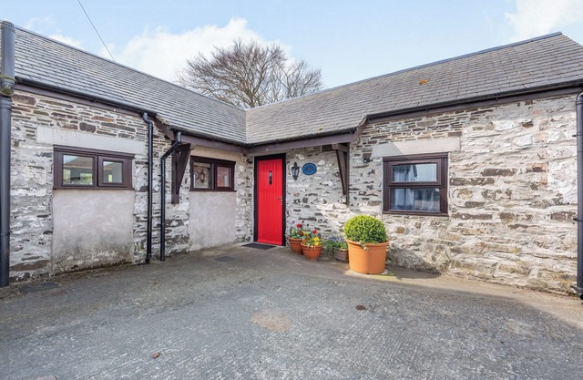 STABLES COTTAGE, pet friendly, with a garden in Llanrwst
