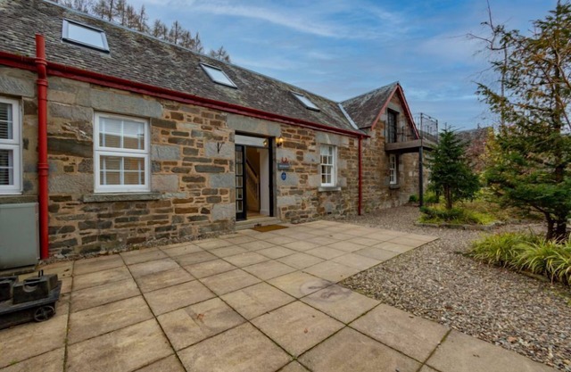 Stables Cottage - sleeps 10 guests in 5 bedrooms