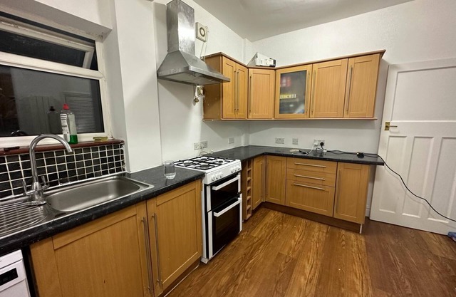 Starlettings 3 Bedroom Spacious House with Rare Garden and Parking