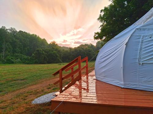 Starlit Riverfront Glamping Suite AC, WiFi, Games
