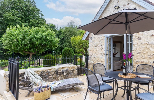 Starre Barn Cottage - a tastefully restored Grade II listed annex in the pretty fishing village of B