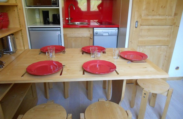 STATION CENTER, AT THE FOOT OF THE SLOPES, in a quiet residence, 5-bed apartment