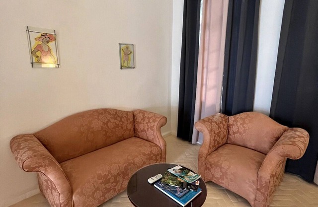 Stay Close to Winnifred Beach & Bikini Beach! 2 King Suites w/Free Breakfast!
