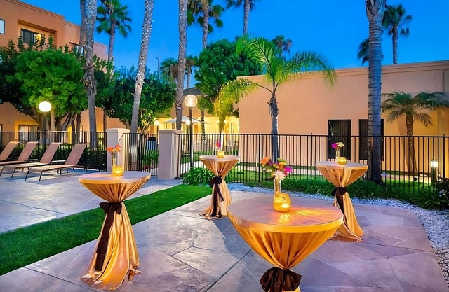 Stay Here For A Night Away! Outdoor Pool, Free Parking, Near Long Beach Museum