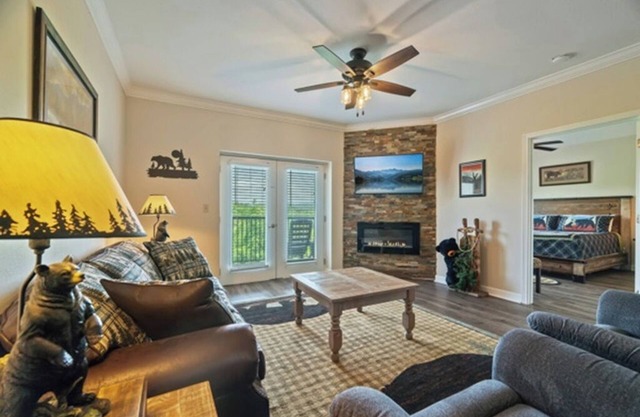 STAY NEAR THE TITANIC, ONE MINUTE OFF PARKWAY WITH SENSATIONAL VIEWS.