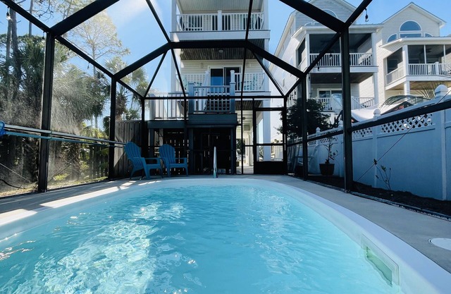 STAY SALTY~ Pool, Gorgeous Bay Views, In Town Center & Golf Cart Friendly Area.