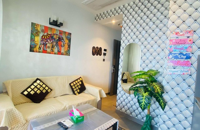 Stays in the vicinity of yamuna river and clouds with in India's tallest tower