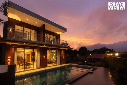 StayVista at Brick & Beam with Private Plunge Pool, Lawn, BBQ and Bonfire