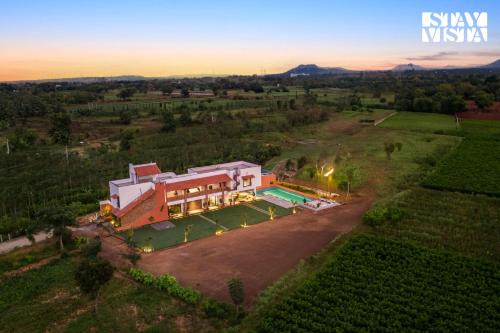 StayVista at Cadenza Villa - Private Pool & Lawn