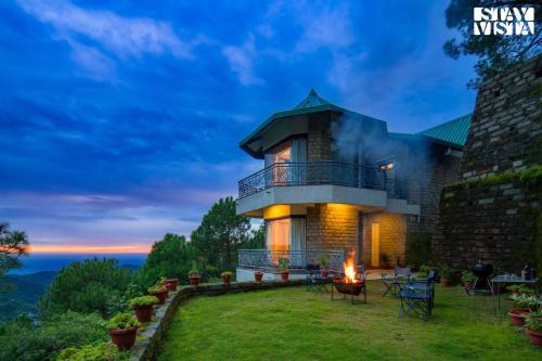 StayVista at Gulmohar Estate - 5BR Luxury House in Kasauli with Bonfire, BBQ & Lawn