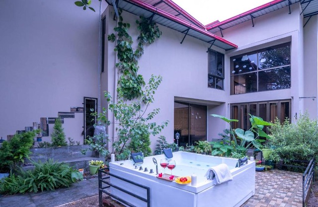StayVista at Jackfruit Villa with Jacuzzi