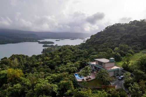 StayVista at La Sierra with Pawna Lake View, WiFi