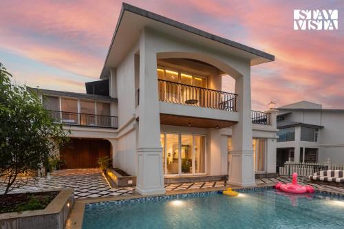 StayVista at Solace Land with Bonfire, Jacuzzi