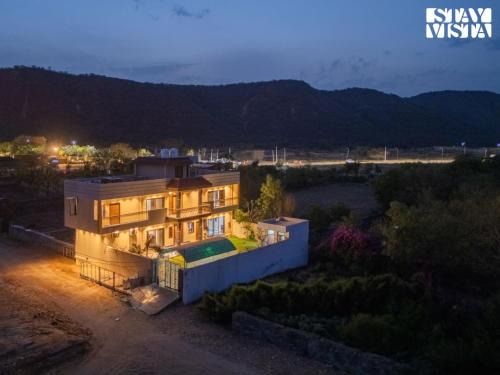 StayVista at The Binclave with Bar, Pvt Indoor Pool & Bonfire