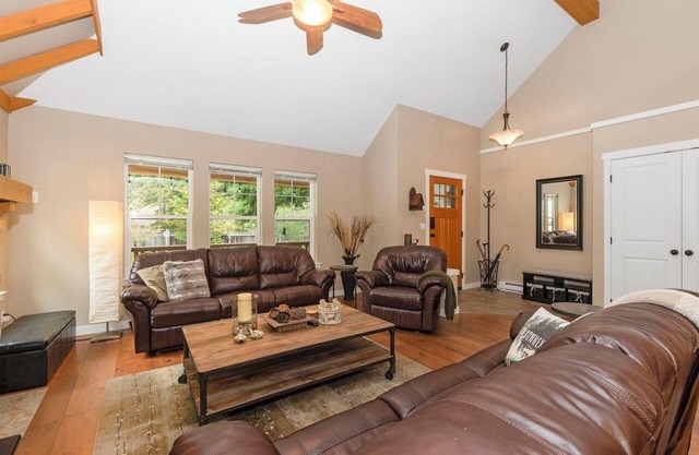 Steadymart Cottage - spacious 3-bed/3-bath & pool, hot tubs, creek, Cultus Lake