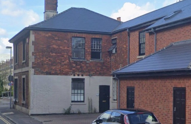 Steam Dream Swindon Town Centre sleeps up to 5/free parking