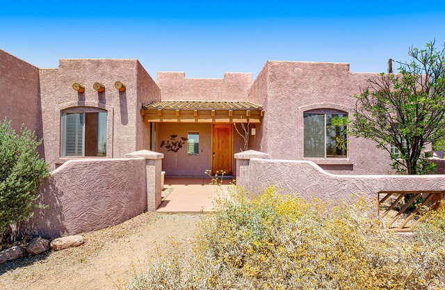 Stellar dog-friendly home with gas grill, patio, kitchen, TV, and washer/dryer