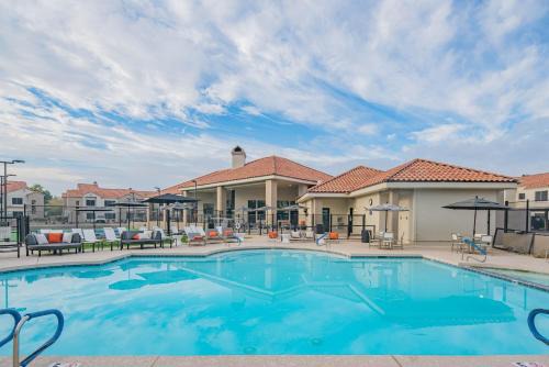 Steps away to TPC Golf & Min to Shopping District & King Beds -H2057