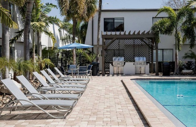 Steps from Bayshore! Cozy King suite w pool/Gym