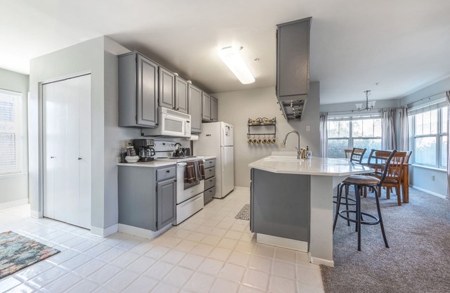 Steps From Downtown, Lodge Condo, A/C, Roomy & Comfy