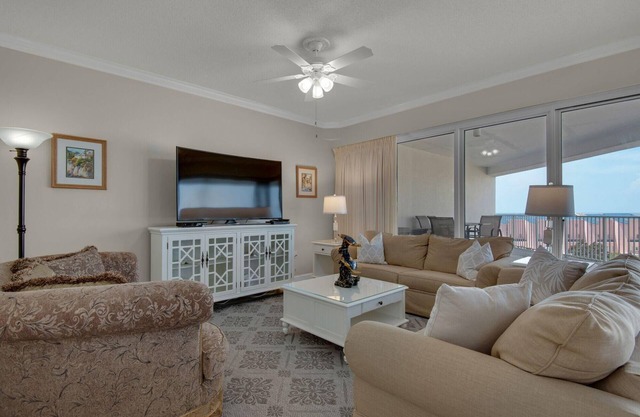 Steps from the beach! Pool, Pickleball, and Tennis Courts!