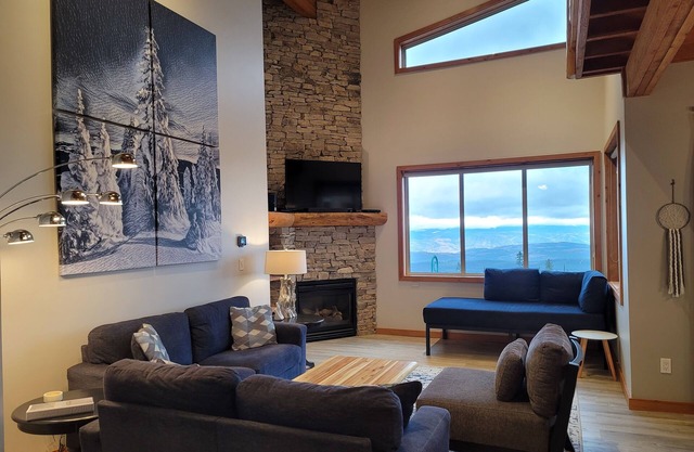 Steps to the Bullet Chair and the Village! Best Location & Private HOT TUB!