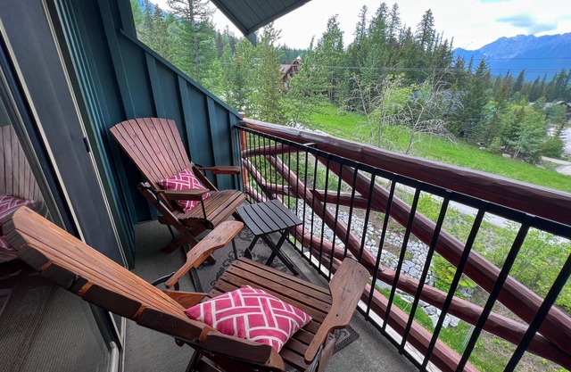 Steps to the Elk Chair | Pool and Hot Tub
