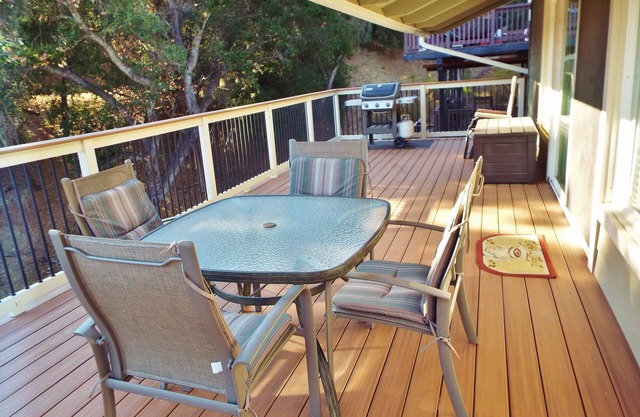 Steps to the Marina and community pool, Wifi, and Private Slip!