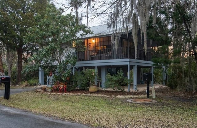 Stilted home on private peninsula. Close to restaurants, boat ramps