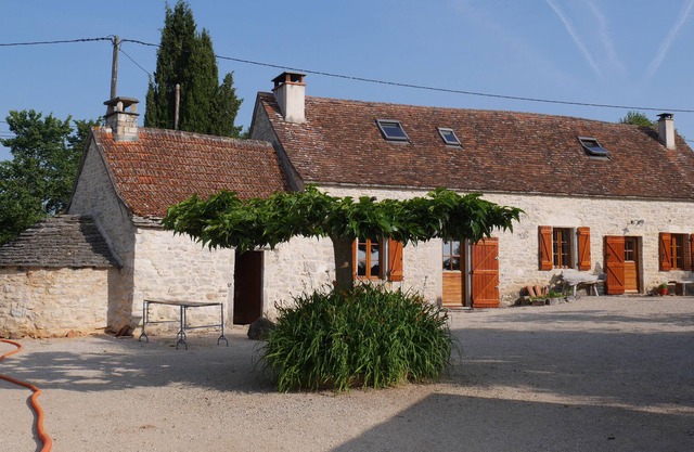 Stone cottage close to Saint Cirq Lapopie with pool and WIFI
