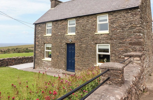 STONE COTTAGE, family friendly in Ballydavid, County Kerry